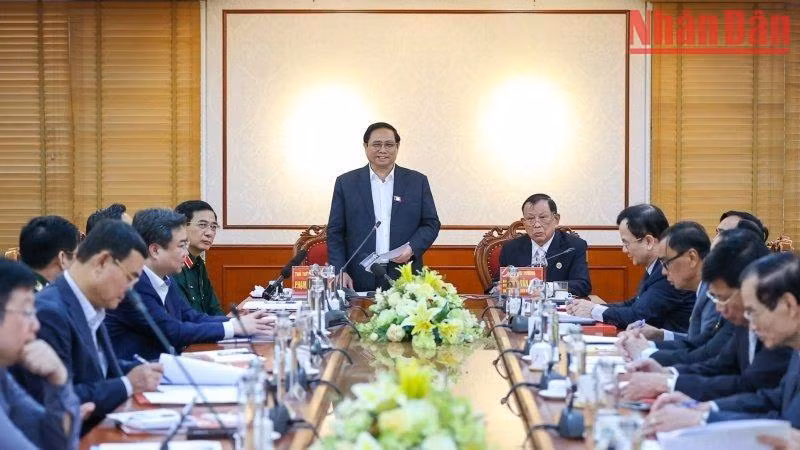 范明正总理在会上发表讲话。