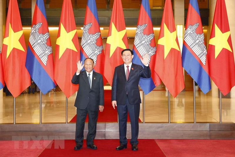 越南国会主席王廷惠与柬埔寨王国国会主席韩桑林举行会谈