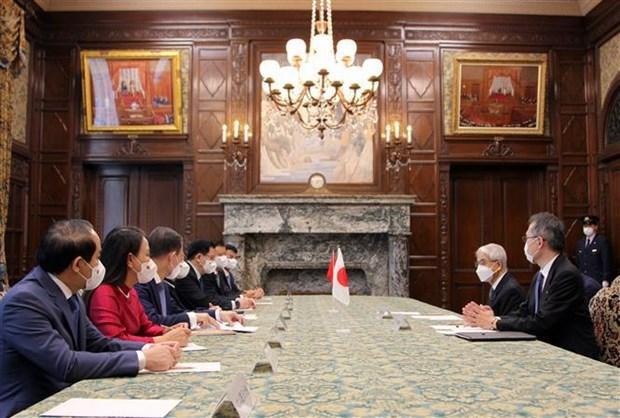 越共中央政治局委员、中央书记处书记、中央组织部部长、越南-日本友好议员小组主席张氏梅会见日本参议院议长尾辻秀久。