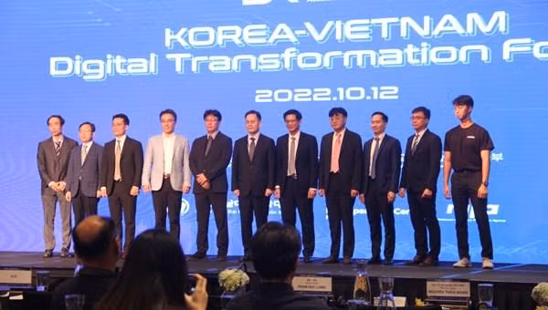 与会代表合影留念。