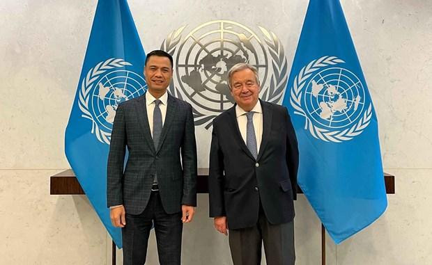联合国秘书长安东尼奥·古特雷斯会见了越南常驻联合国代表团团长邓黄江大使。（图片来源：越通社）