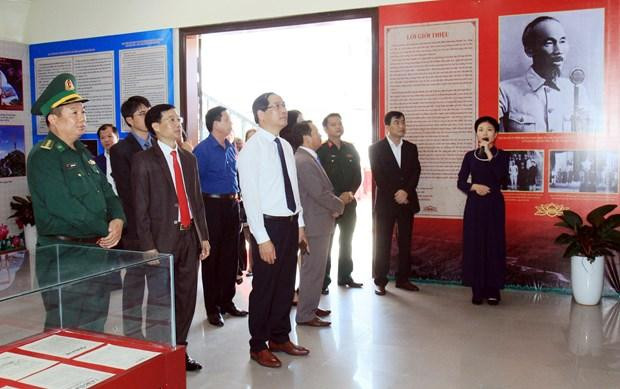 参观专题展的代表。（图片来源：越通社）