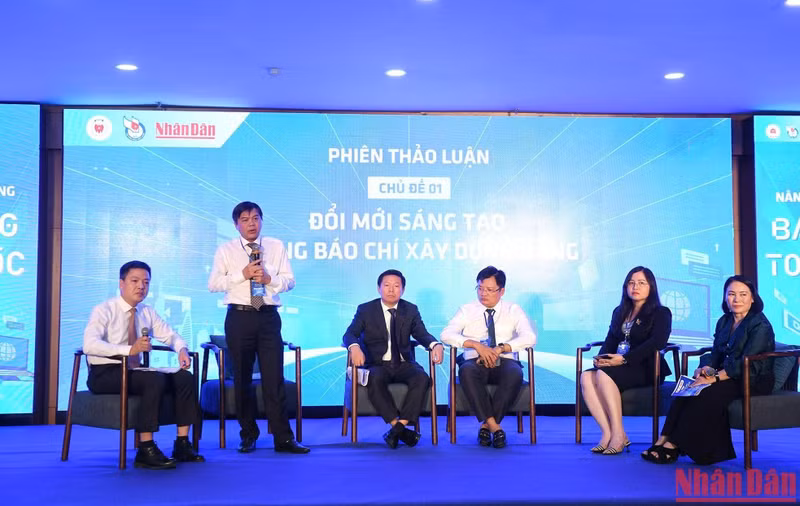 与会代表就党报革新过程交换意见。 与会代表就党报革新过程交换意见。