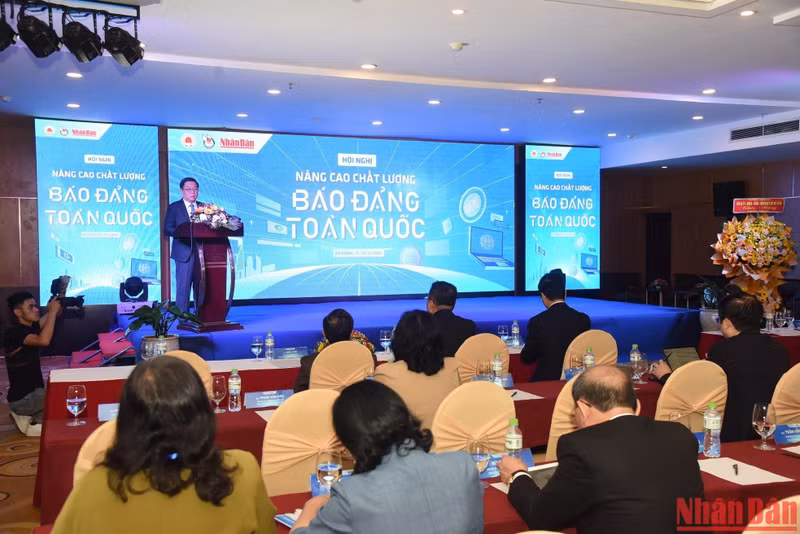 “提升全国党机关报质量”会议开幕式场景。