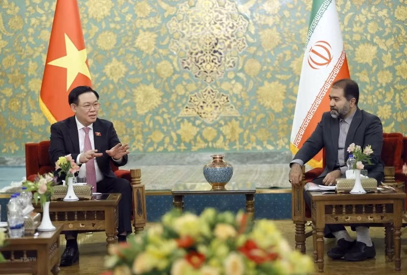 越南国会主席王廷惠会见伊斯法罕省省长莫尔塔扎维。（图片来源：越通社）