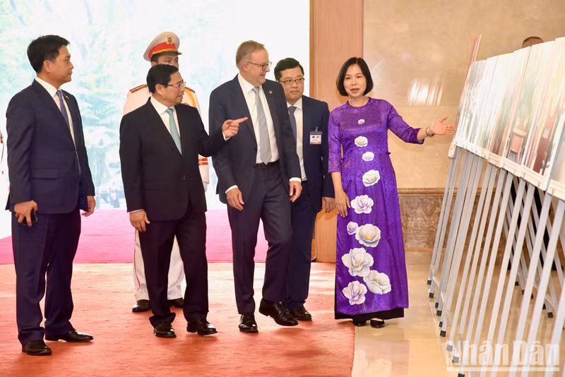 政府总理范明正和澳大利亚总理安东尼·阿尔巴尼斯参观越澳外交关系的图片展。