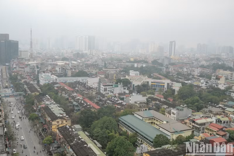浓雾天气使能见度降低。
