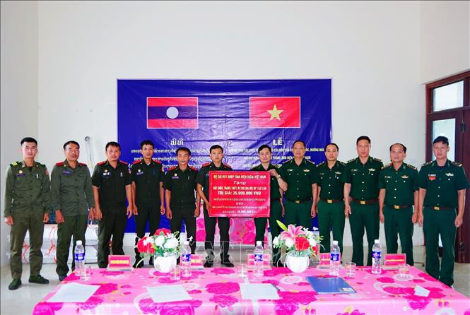 双方代表合影。（图片来源：越通社）