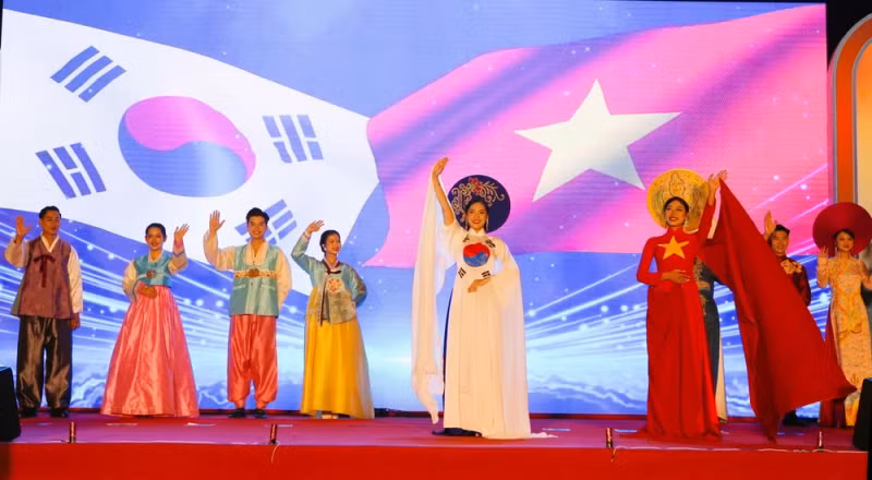 在岘港举办的越韩文化节开幕式上的越韩传统服装表演活动。（图片来源：越通社）