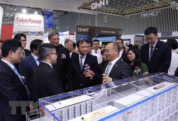 各位代表参观各展位。