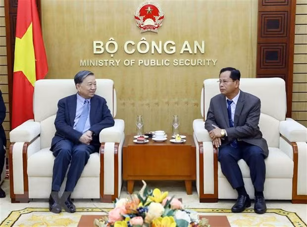 越南公安部部长苏林大将会见老挝公安部副部长贡通·丰维吉。