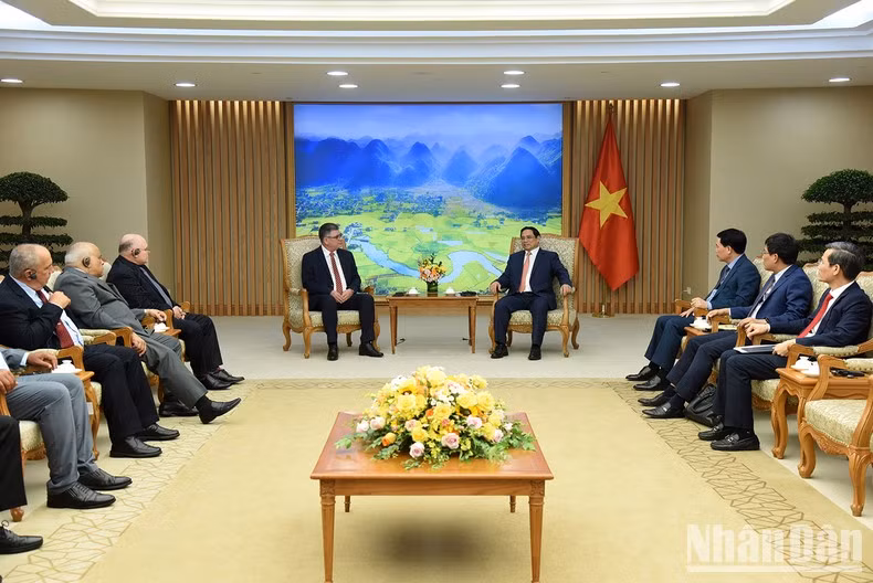 范明正总理提议双方继续保持部委、地方和企业之间的对话和高层代表团互访；提议古方为旅古越南人创造便利条件。