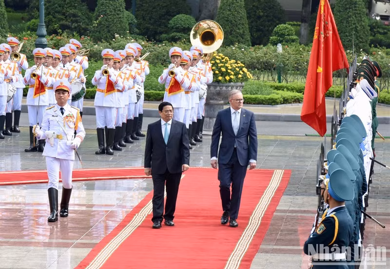 政府总理范明正和澳大利亚总理安东尼·阿尔巴尼斯检阅越南人民军仪仗队。