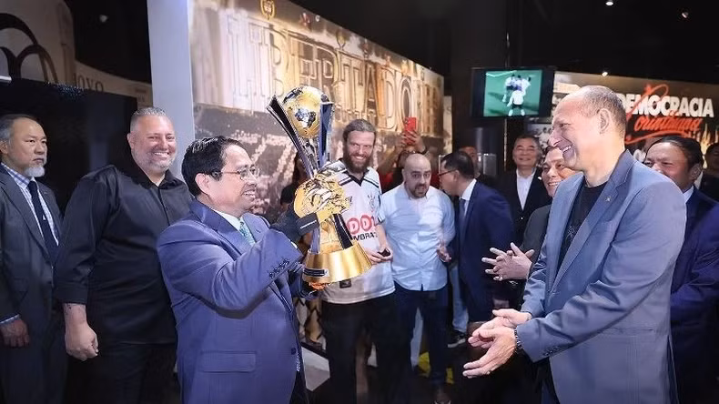 范明正总理造访了巴西圣保罗市的科林蒂安保利斯塔足球俱乐部。 范明正总理造访了巴西圣保罗市的科林蒂安保利斯塔足球俱乐部。