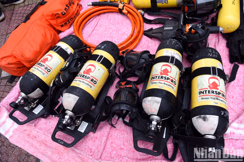 电锯、防毒面具、氧气瓶等确保救援工作安全的设备。