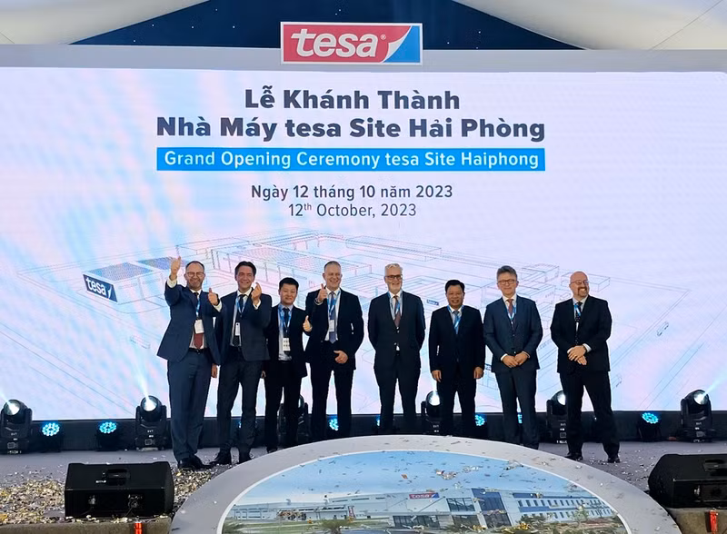 出席德莎西特海防工厂开业仪式的各位代表。（图片来源：投资报）