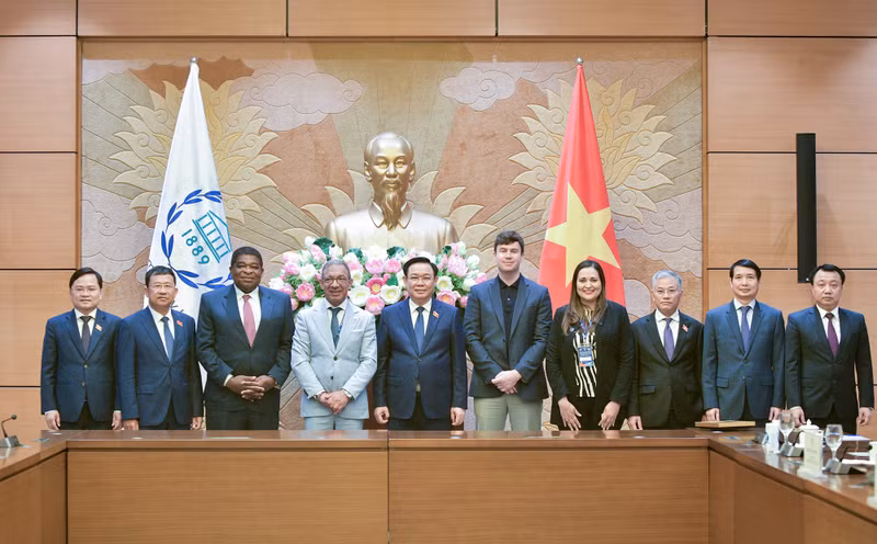 越南国会主席王廷惠和各位代表合影。