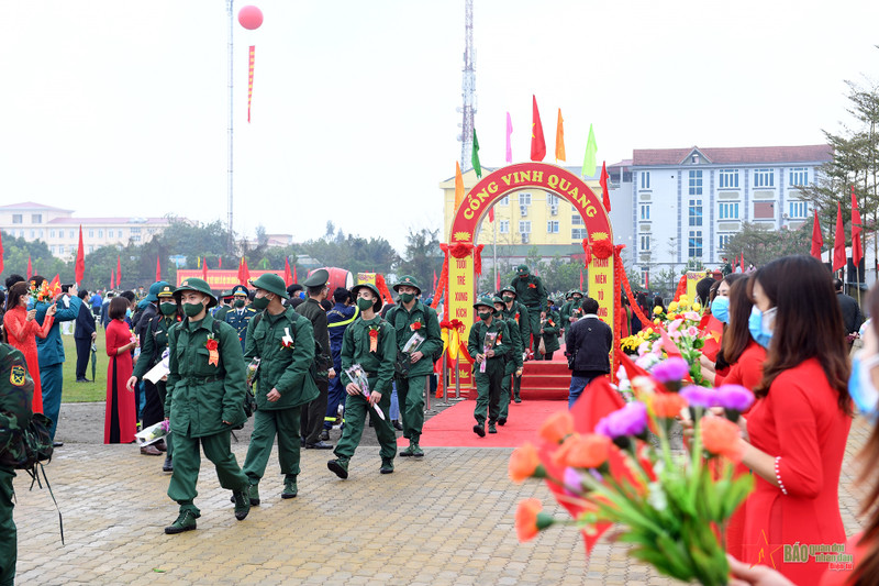 全国各地举行新兵入伍欢送仪式 成千上万新兵满腔热血奔赴军营。（图片来源：人民军队报）