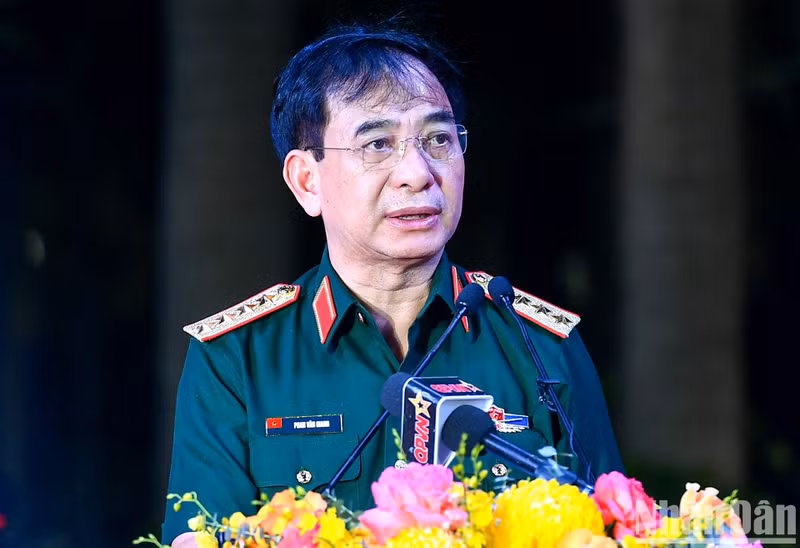 越共中央政治局委员、中央军委副书记、国防部长潘文江大将在仪式上发表讲话。