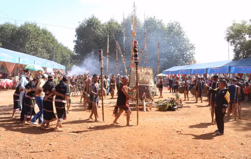 锣铮象征着社区各民族同胞的团结。（图片来源：越通社）