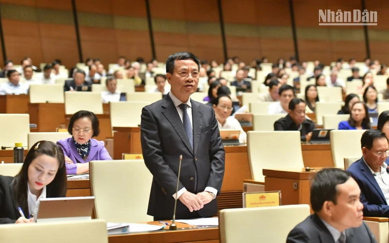 越南通信与传媒部长阮孟雄回答国会代表的质询。