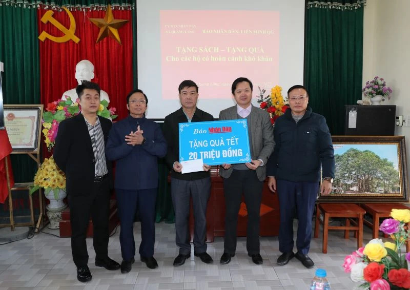 《人民报》社代表向广浪乡贫困户赠送礼品。