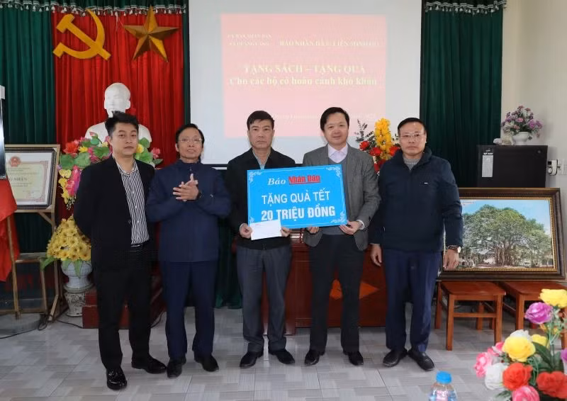 《人民报》社代表向广浪乡贫困户赠送礼品。