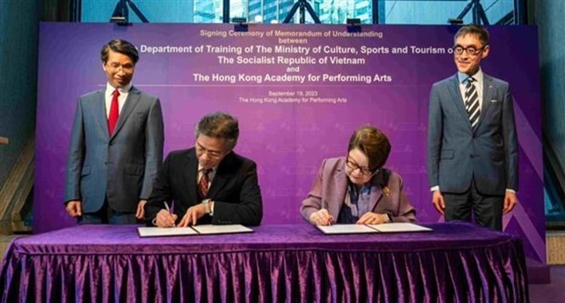 越南文化体育旅游部培训司司长黎英俊与中国香港演艺学院院长蔡敏志签署谅解备忘录。（图片来源：越通社）