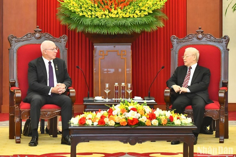 越共中央总书记阮富仲会见澳大利亚总督戴维·赫尔利。（登科 摄）