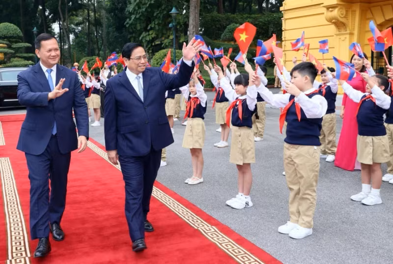 越南政府总理范明正和柬埔寨首相洪玛奈与首都河内儿童。（图片来源：越通社）