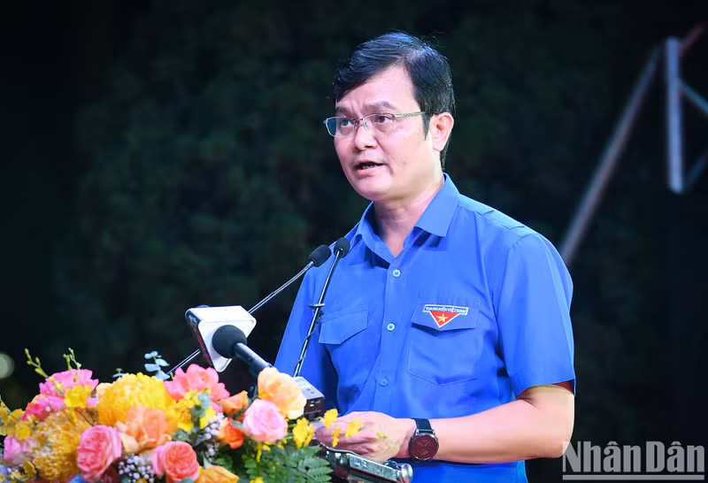 胡志明共青团中央委员会第一书记裴光辉在仪式上发表讲话。