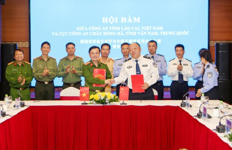 会谈结束后，双方签署了谅解备忘录。（图片来源：人民公安报）