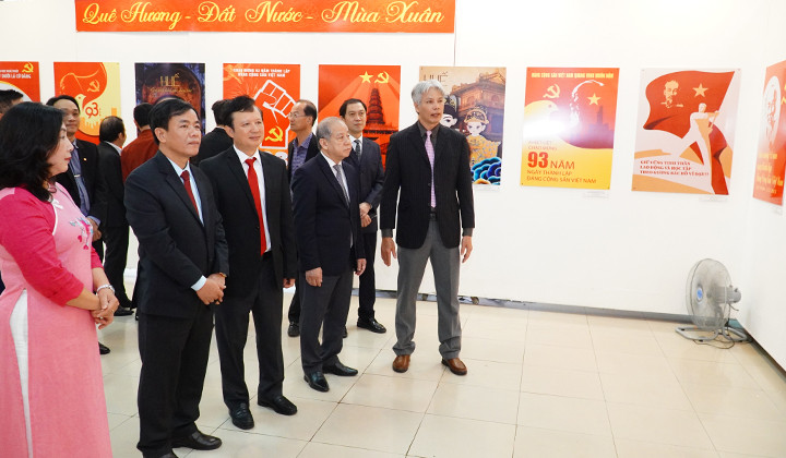 参观海报展的游客。