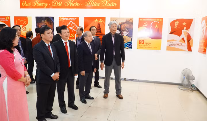 参观海报展的游客。