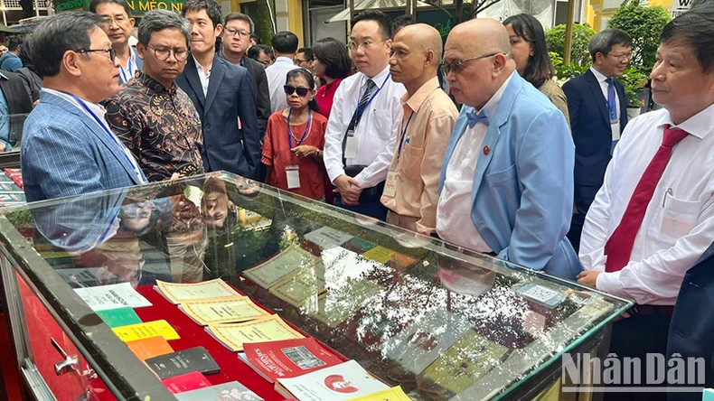 各位代表参观胡志明主席书柜。