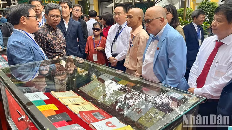 各位代表参观胡志明主席书柜。