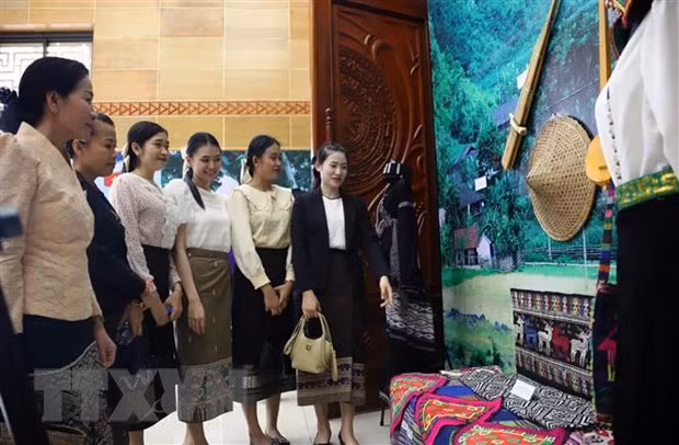 越南风土人情和文化专题展览在老挝举行。
