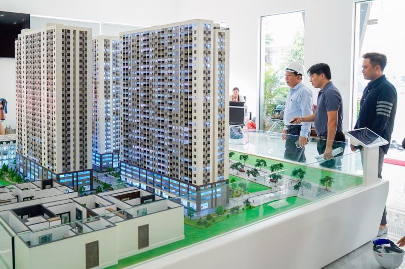 海防市人民委员会领导最近对保障性住房建设项目进行实地考察。（图片来源：vneconomy.vn）