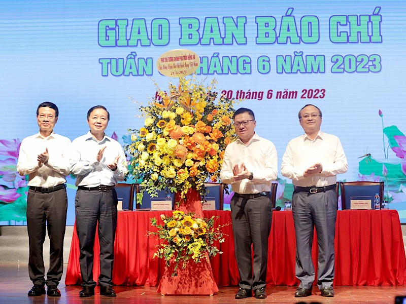 政府副总理陈红河向各新闻媒体机构送花表示祝贺。