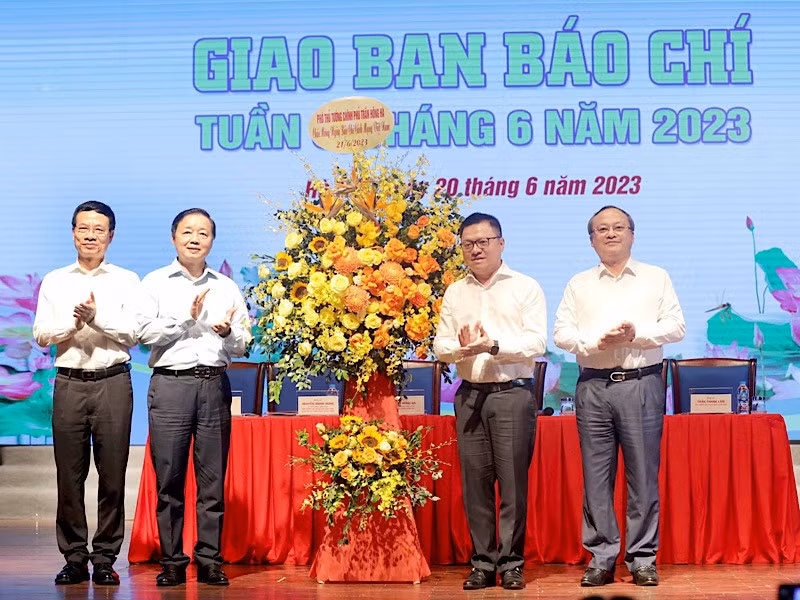 政府副总理陈红河向各新闻媒体机构送花表示祝贺。