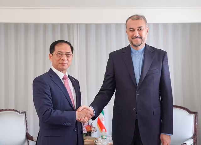 越南外交部长裴青山会见伊朗外交部长侯赛因·阿米尔-阿卜杜拉希扬。（图片来源：VGP）