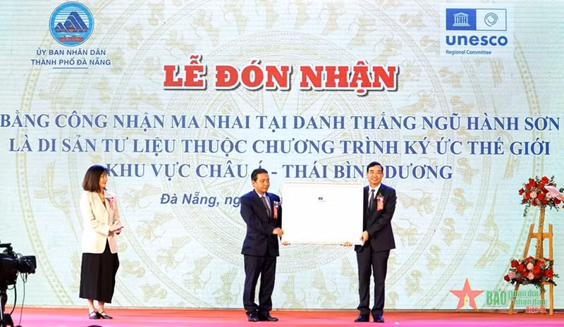 岘港市“五行山摩崖”世界记忆亚太地区名录证书颁发仪式举行。