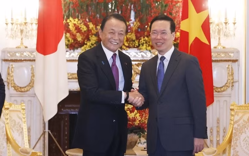 越南国家主席武文赏会见日本自由民主党副总裁麻生太郎。