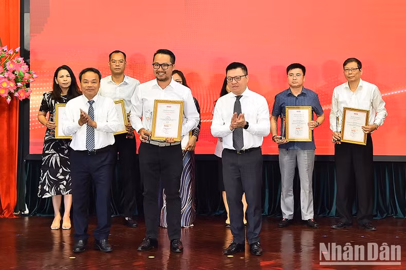 《人民报》社总编辑黎国明、副总编辑丁如欢向荣获2022年《人民报》新闻奖甲等奖的作者和作者组颁发奖项。