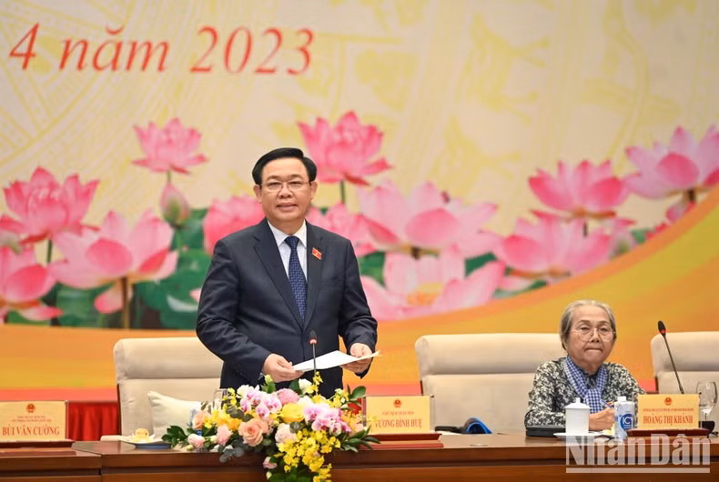 国会主席王廷惠在见面会上发表讲话。