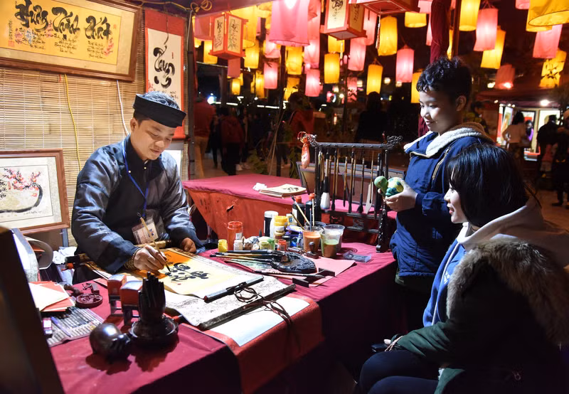 附图：河内文庙国子监成为了求字者必去的地方。（陈海 摄）