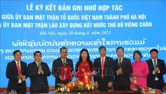 双方代表合影。