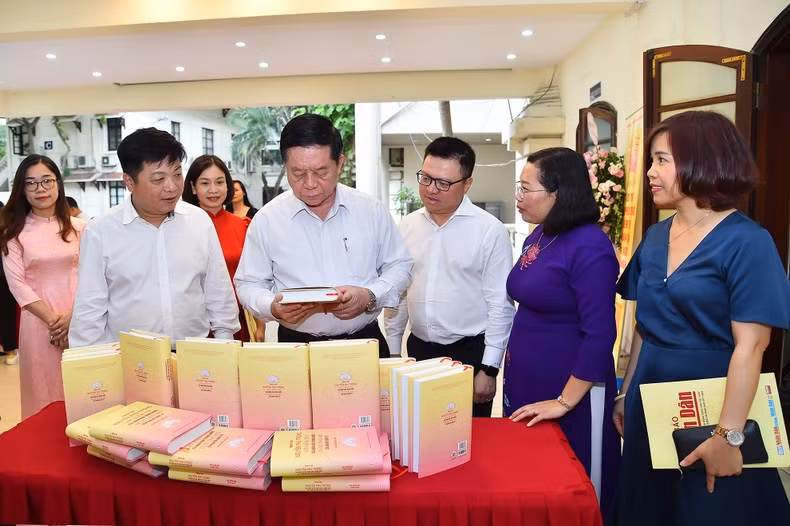越共中央书记处书记、中央宣教部部长阮重义，越共中央委员、《人民报》社总编辑、中央宣教部副部长、越南新闻工作者协会主席黎国明和各位代表参观《阮富仲总书记与国内人民的信任和国际友人的支持》新书展区。