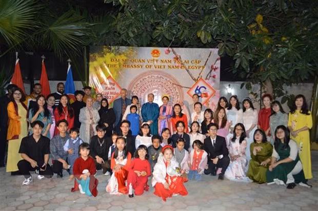 与会代表合影。（图片来源：越通社）