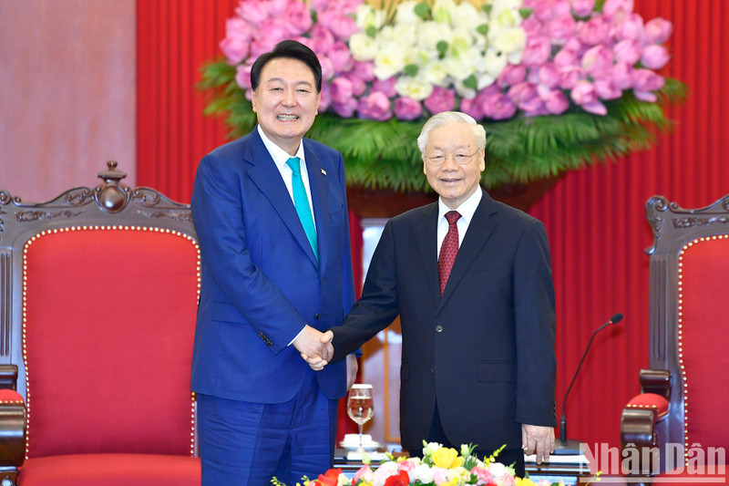 越共中央总书记阮富仲会见韩国总统尹锡悦。
